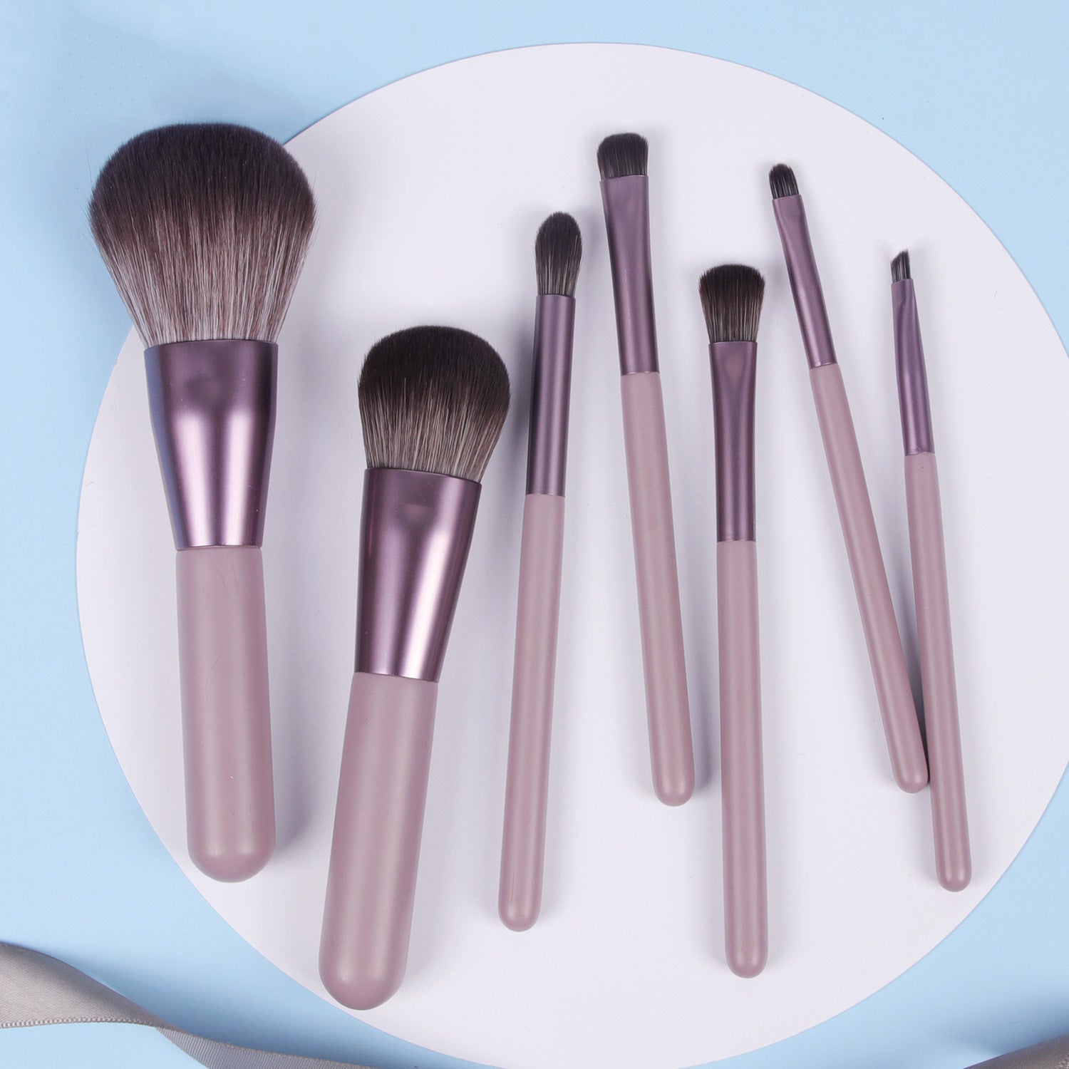 Makeup, Blush, Eyeshadow and Lip Brush Set of 7 Makeup Brushes Makeup, Blush, Eyeshadow and Lip Brush Set of 7 Makeup Brushes